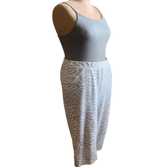 Chico's Weekends Capri Pants Chico's Size 3 Gray/White Zebra Print - Picture 2 of 9